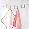 Paquete de 30 pinzas pequeñas de plástico con una cesta de almacenamiento, usadas para colgar ropa, pinzas a prueba de viento para ropa interior y calcetines, pinzas para secar