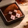 Pendientes de Flor de Cuatro Hojas Explosiva de Zirconia para TikTok Lujo Ligero Sentido de Alta Gama Delicados Pendientes de Botón de Nicho Moda Elegantes Pendientes Versátiles