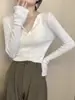 Suéter básico ajustado de manga acampanada estilo coreano, una prenda versátil para capas en otoño e invierno, con un sofisticado y elegante diseño de cuello en V.