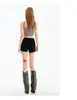 Shorts de Mezclilla Negros Estilo Americano de Tiro Bajo para Mujer, Modelo Nuevo de Tendencia Verano 2026 con Remaches, Ajustados, que Resaltan la Cadera, de Corte A, Hot Pants