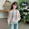 Moletom novo estilo para meninas, gola redonda, outono e primavera, versão coreana estilosa de roupas infantis, top com laço e renda estampada nas mangas compridas, moderno