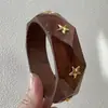 Yong Ge Accesorios Retro Europeo y Americano Tachuelas Redondas de Plata Pulsera Ancha de Madera Maciza Remache de Estrella de Cinco Puntas Poligonal Joyería de Mano al por Mayor