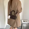 Nova bolsa de mão da moda Yuezhi para o início do outono de 2026, bolsa transversal feminina versátil, pequena bolsa tote para sair, bolsa tipo travesseiro