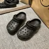 Zuecos para estudiantes para hombres y mujeres, calzado de verano para exteriores, pantuflas casuales lindas de suela suave EVA antideslizante