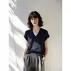 Camisa Original de Gama Alta para Mujer Verano Nuevo Simple Azul Marino Cuello en V Adorno de Volantes Botones Manga Corta Raglán