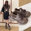 Zapatos casuales de malla versátiles 2026 para exteriores, nuevo estilo de estampado de leopardo de otoño, zapatillas con cordones que aumentan la altura, suela gruesa, zapatos de papá para mujer