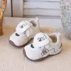 Coleção de outono de tênis atléticos com sola macia, antiderrapantes e fecho de velcro para bebês de 1 a 3 anos, com design de gato de desenho animado, adequados para meninas