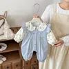 Macacão estilo princesa coreana para bebê menina, macacão floral de manga longa com gola boneca para primavera e outono, peça externa estilosa para bebês pequenos