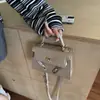 Bolsa Kelly Minimalista de Nicho para Mulheres Verão 2025 Nova Bolsa Quadrada Pequena com Padrão de Crocodilo Bolsa de Mão Fashion Bolsa de Ombro Transversal