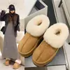 Botas de neve peludas com sola grossa para mulheres, com forro adicional para aquecimento, novo estilo inverno 2026, apresentando um design de peça única em couro e pele, espessadas para aquecimento extra e com sola antiderrapante