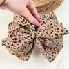 Se ve lleno y voluminoso~ Pinza para el pelo de lazo con estampado de leopardo, un accesorio para el cabello elegante y chic para mujer, una pinza de tiburón grande