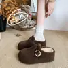 Sapatos de meia-pantufa peludos Baotou para mulheres, novo estilo de inverno, quentes e forrados com fleece, pantufas de algodão de sola grossa, com aumento interno de altura, estilo preguiçoso