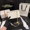 Suministro Directo Transfronterizo de Bolsos Pequeños Estilo Chanel para Mujer, Bolsos Acolchados con Cadena y Bolitas Doradas Pequeñas, Bolsos Tipo Caja con Textura, Bolsos de Maquillaje, Bolsos de Hombro Cruzados Individuales