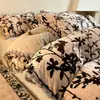 Juego de ropa de cama de cuatro piezas de terciopelo de leche de invierno con diseño de pompón, que incluye una funda de edredón gruesa de forro polar de coral bordada y una sábana bajera.