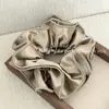 Goma para el pelo tipo scrunchie de cuatro capas con lentejuelas plateadas de estilo coreano, con un toque de alta gama, versátil para coleta, accesorio para el cabello