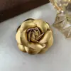Broche de Camelia Estéreo Retro Dorado y Plateado Francés, Exquisito y Moderno Estilo Hepburn Broche de Traje de Gama Alta