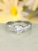 Anillo de Letra de Círculo Interior con Circonita Micro Pavimentada de Diamante Blanco en Forma de Corazón Redondo Europeo y Americano Anillo de Propuesta de Boda de Lujo Ligero