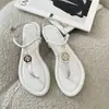 Sandálias Chinelo Femininas Novas de Verão 2025 para Uso Externo com Solado Plano Nicho Versátil Moda Chinelos Romanos com Tira em T