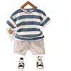 2026 Nuevo Conjunto de Dos Piezas de Verano para Niños, Moderno, Cuello Redondo, Textura de Bambú, Rayas Anchas de Colores, Camiseta de Manga Corta y Pantalones Cortos
