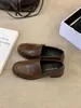 Mocassins plissados 2026 para mulheres, salto grosso, casual, estilo old money, baixo, estilo britânico, sapatos pequenos de couro, bico redondo, sapatos de sola única, preto café