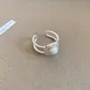 Serenidad de Té Blanco, Anillo Abierto Irregular de Perla Tejido Plegado, Anillo de Dedo Índice de Lujo Ligero de Gama Alta, Accesorio de Mano de Moda