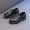 Sapatos de couro para meninos 2026 primavera/verão sapatos pretos estilo britânico para meninas, com sola macia, tecidos para crianças pequenas, sapatos de performance da moda