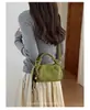 A popular bolsa de camurça em formato de dumpling para mulheres deste ano é a nova bolsa de ombro simples da moda 2026, uma bolsa transversal de nicho estilo coreano