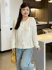 Blusa redonda feminina plus size com borda enrolada e botões coloridos, cardigã de tricô para o outono de 2026, cardigã casual soltinho para mulheres plus size
