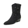 Botas western curtas femininas com design em relevo e vazado, novo modelo de outono, couro legítimo, bico fino, salto médio grosso, de calçar, estilo coreano