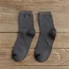 Otoño e invierno nuevos calcetines para hombre y mujer Tubo clásico para jalar Amantes Joker color sólido algodón calcetines para hombre al por mayor