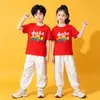 Eu amo conjunto infantil de duas peças da China: Roupa de atividade para aluno do ensino fundamental com calça esportiva listrada de arco-íris e camiseta branca, uniforme de classe moderno