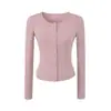 Nueva colección de otoño para mujer: un elegante conjunto de tres piezas que incluye un cárdigan corto con pliegues y tirantes, combinado con elegantes pantalones grises de pierna ancha
