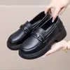 Nuevos mocasines de cuero negro para mujer con suelas gruesas, con un estilo británico, diseño suave y cómodo, y un tacón grueso para mayor altura.