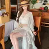 Hermoso Conjunto Blanco de Encaje de Hada Estilo Vacaciones con Parches, Mangas Acampanadas y Falda Irregular Bordada Fluida