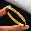 Suministrados directamente por el fabricante, los brazaletes de acero inoxidable son un gran éxito en todas las fronteras, Brazaletes de Acero de Titanio, Moda Europea y Americana Brazaletes Chapados en Oro 18K que No se Desvanecen