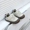 Coleção Outono 2026 Sapatos de Bebê para Crianças Novos Sapatos Esportivos para Meninos Estilo Coreano Simples Sapatos Macios para Caminhada para Crianças Pequenas 6570