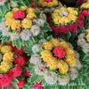 Boas Bandejas de Flores, Pequenos Enfeites Florais para o Festival Qingming, Bandejas de Flores Arqueadas, Enfeites Florais de Qingming, Pequenos Enfeites de Crisântemo, Atacado de Suprimentos Funerários e Sacrificiais