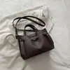 Bolso pequeño retro simple para mujer, nuevo bolso cruzado de moda 2026 para ir al trabajo, bolso de mano versátil de otoño tipo cubo