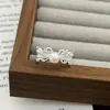 Anel Aberto de Zircônia Cravejado com Diamante de Luxo Leve Letra H Girassol Laço de Renda Anel Delicado para Empilhar Anel Super Fada