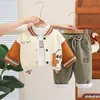 Conjunto de Ropa de Béisbol de Moda para Niños Primavera y Otoño 2026 Nuevo Estilo Niño Genial Bebé Otoño/Invierno Conjunto de Tres Piezas con Forro Polar Venta al por Mayor