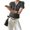6.2 Nueva camiseta de Tencel INSS con cuello en V y botones para mujer, adecuada para ir al trabajo, efecto de dos piezas, bloques de color, corte ajustado, top versátil 98093