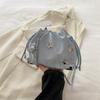 Bolso tipo cubo con lazo de metal para mujer, elegante bolso de verano 2024 con cordón ajustable.