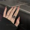 Anillo de flor de camelia negra de temperamento suave para mujer estilo francés Chanel ins nicho de lujo ligero de alta gama sentido índice anillo moda