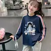 Camiseta de algodón puro para niña con tres rayas y manga larga para primavera y otoño, adecuada para niños mayores, top versátil casual de cuello redondo, capa base dulce y linda
