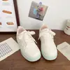 Zapatillas blancas de suela gruesa para mujer, nuevo diseño de tendencia de nicho para primavera y otoño 2026, zapatos deportivos casuales para estudiantes