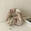 Bolsa pequena de pelúcia com design exclusivo para mulheres, novo modelo 2026, grande capacidade, bolsa de mão de pelúcia quente e fofa para outono e inverno