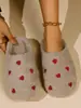 Pantuflas Cerradas con Suela Suave en Forma de Corazón Transfronterizas, Pantuflas Peludas para Interiores y Exteriores, Pantuflas Silenciosas para el Suelo Personalizadas al por Mayor para Mujeres