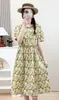121 Vestido Estilizado y Juvenil de Cuadros Florales con Ceñidor en la Cintura para Mujer, Nuevo Vestido de Verano 2026 de Longitud Media