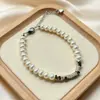 Nuevo brazalete de perlas naturales de agua dulce para mujer, con un diseño de lujo ligero, de nicho y un exquisito charm de pequeñas cuentas doradas.; versátil y fácil de combinar.