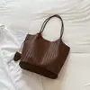 Bolsa de palha tecida de grande capacidade, cor sólida, estilosa, única, moderna, fashion, casual, adequada para trabalho e deslocamento, bolsa de ombro e de antebraço